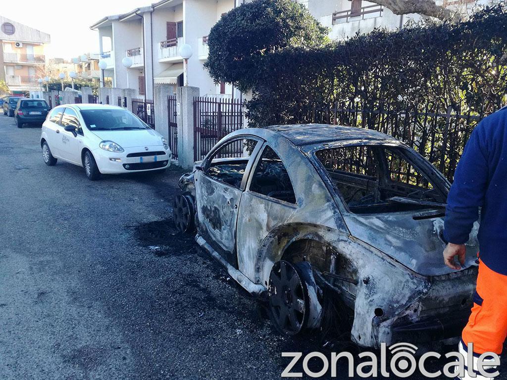 Un'auto incendiata a Vasto