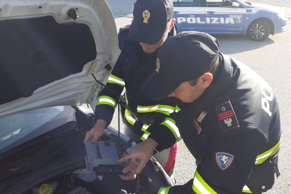 polizia auto rubata 4mar h