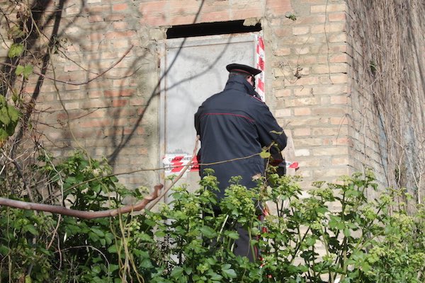 porta muro lame cadavere h