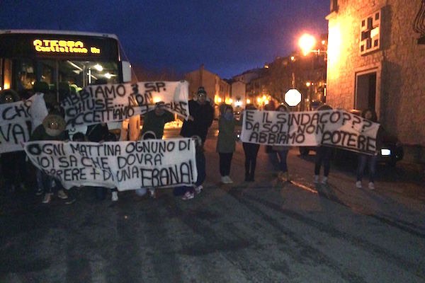 protesta studenti castiglione 9 apr h