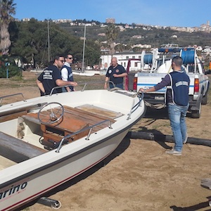 sequestro barca abbandonata spiaggia q