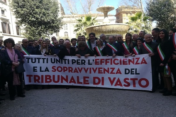 Foto d'archivio che ricorda il sit-in a Roma per salvare il tribunale di Vasto