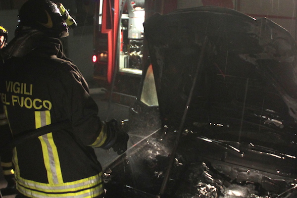 vigili fuoco auto incendio notte h