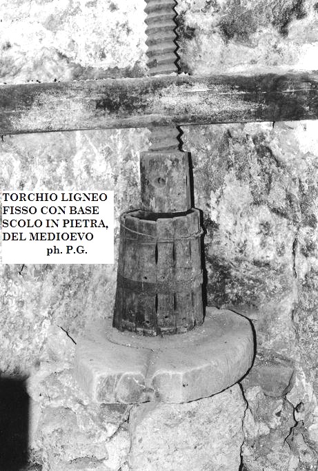 torchio ligneo fisso con base in pietra medioevoAdamo Ott