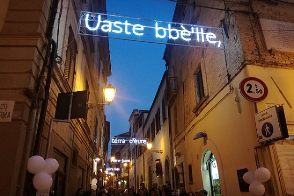 Vasto, via Santa Maria: luminarie installate per il trentennale del gemellaggio con Perth. Ci sono le parole del ritornello della canzone dialettale Uaste bbè'lle, terra d'eure