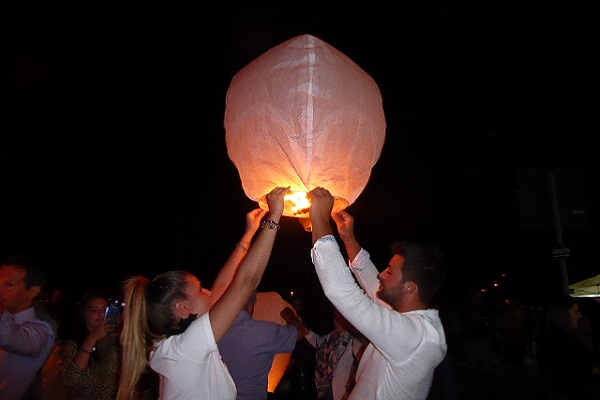 Fidanzati, amici, genitori e figli: lanterne nel cielo di Vasto Marina per  esprimere i desideri - Zonalocale