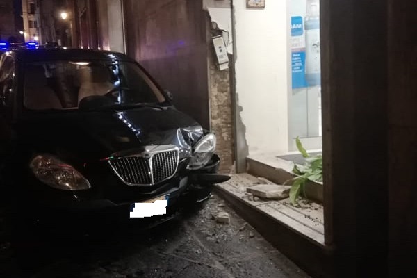 auto contro farmacia lanciano h