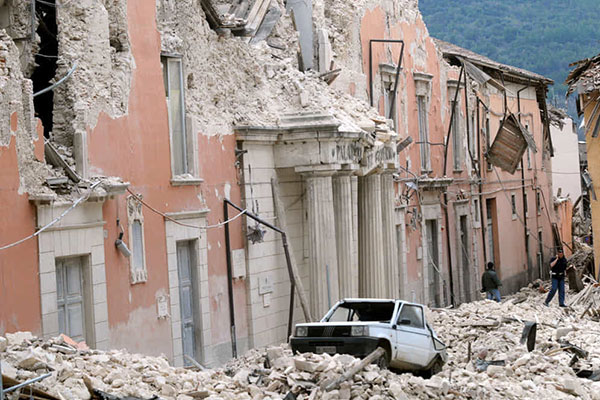 Un'immagine di L'Aquila dopo il terremoto del 2009