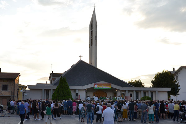 chiesa san nicola folla h