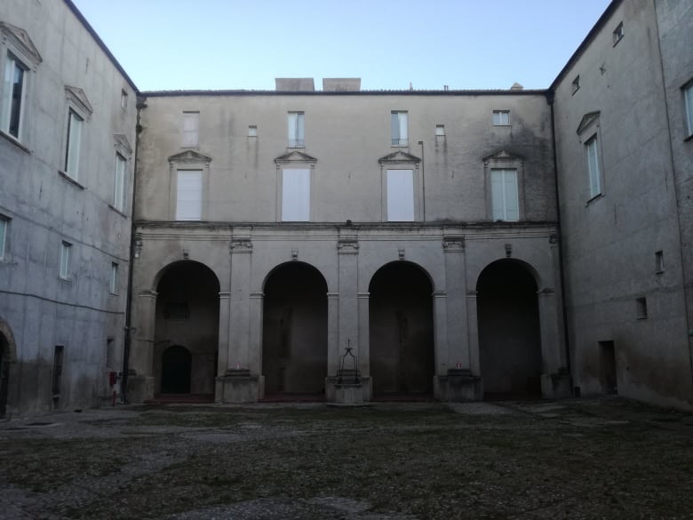 Centro storico di Vasto: cortile di Palazzo d'Avalos