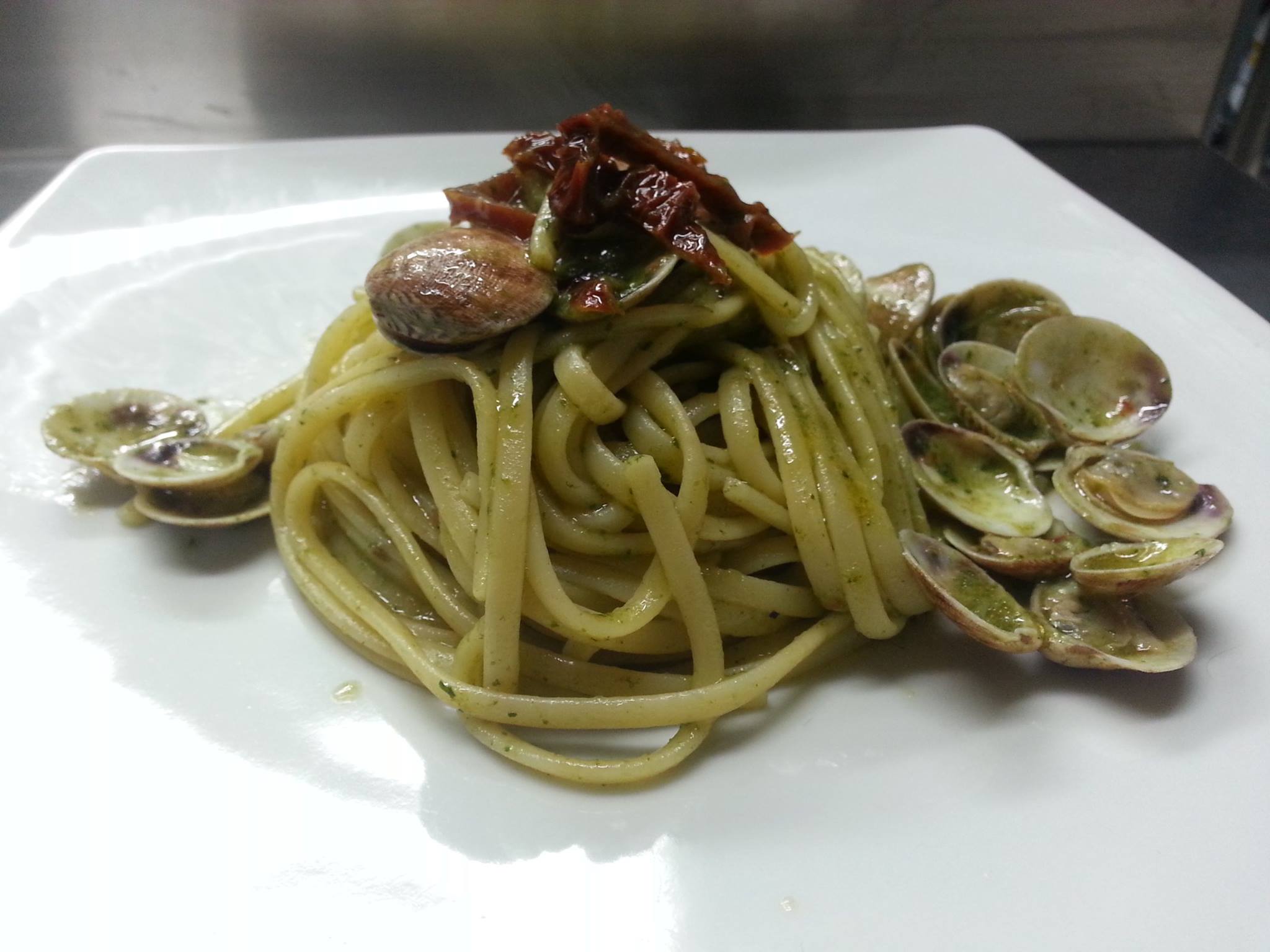 Una rivisitazione dello chef delle Linguine alle vongole, alici e pomodori essiccati mantecate con crema di cime di rapa.