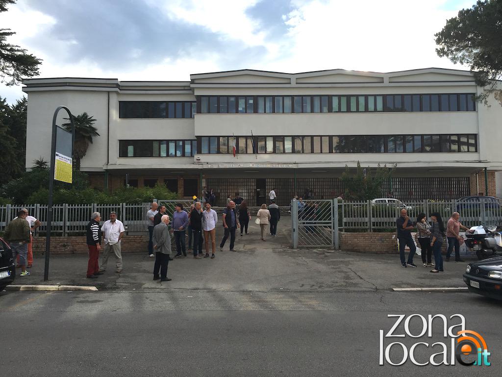 La scuola media Rossetti, in tanti si recano a votare