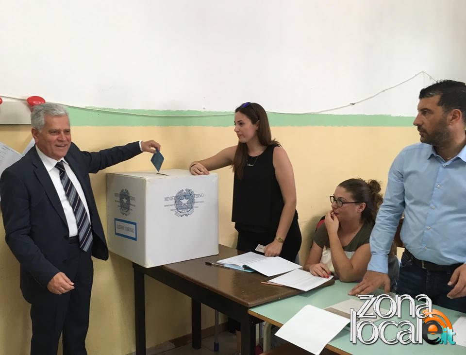 Ore 10,30: Edmondo Laudazi vota alla sezione 36, nell'Iis Mattei