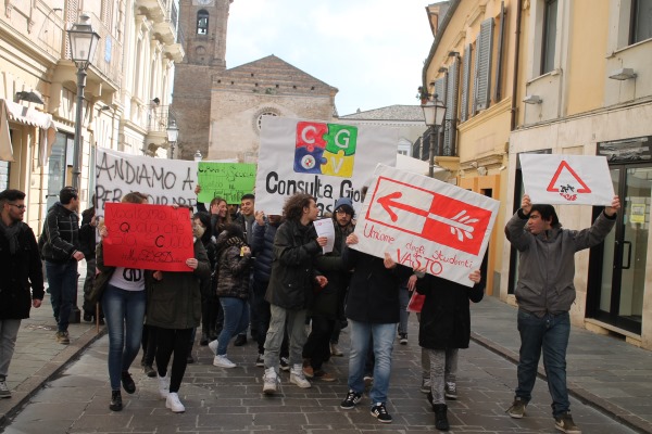 studenti in piazza.h